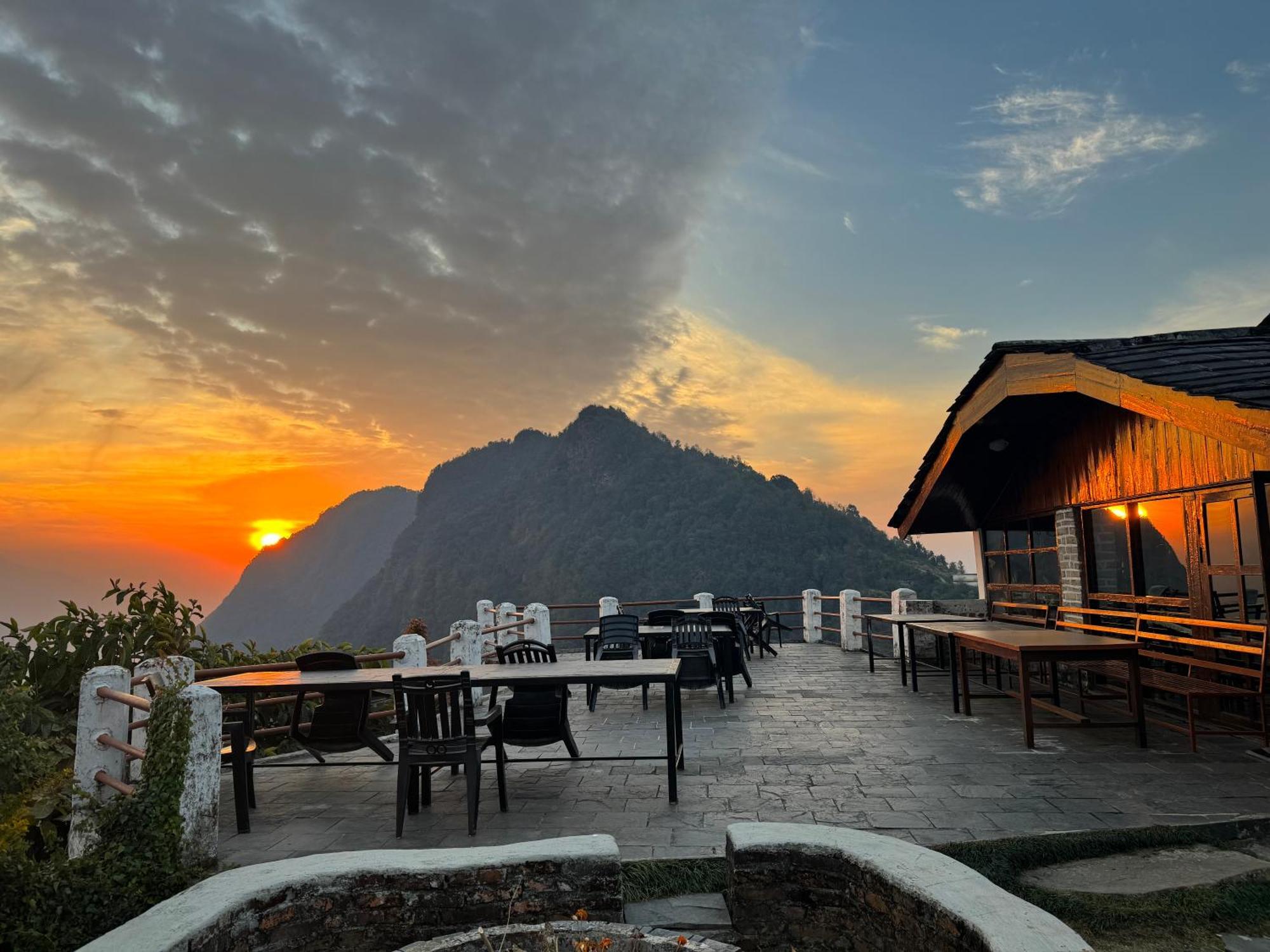 Es Deurali Resort Покхара Экстерьер фото