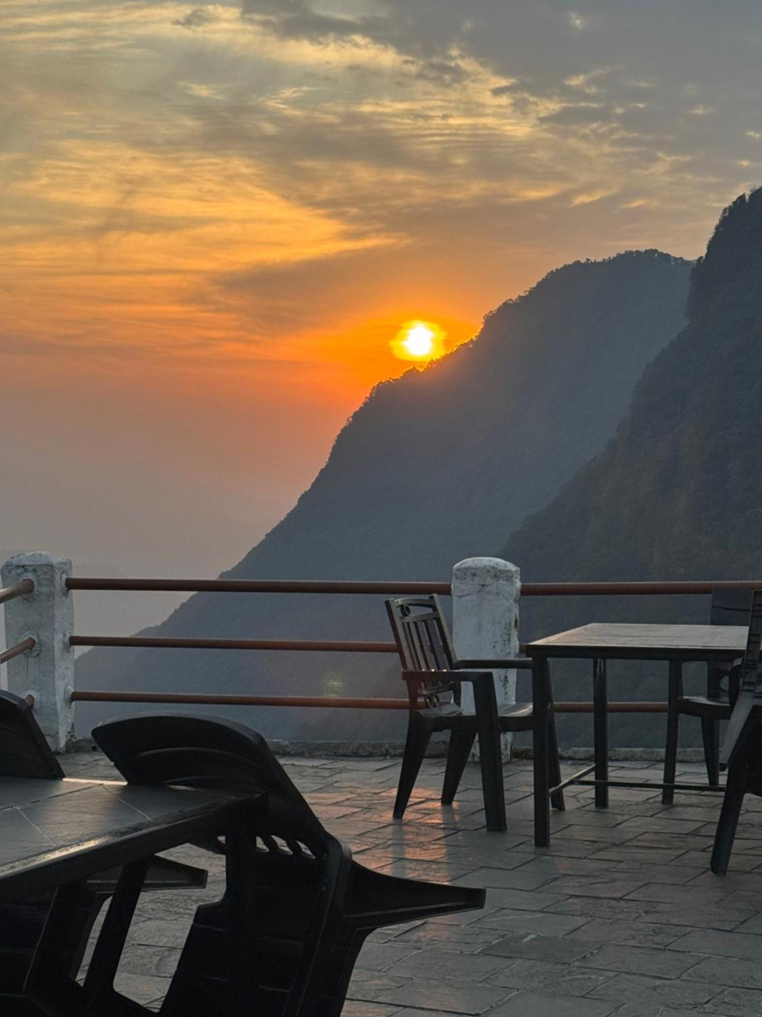 Es Deurali Resort Покхара Экстерьер фото