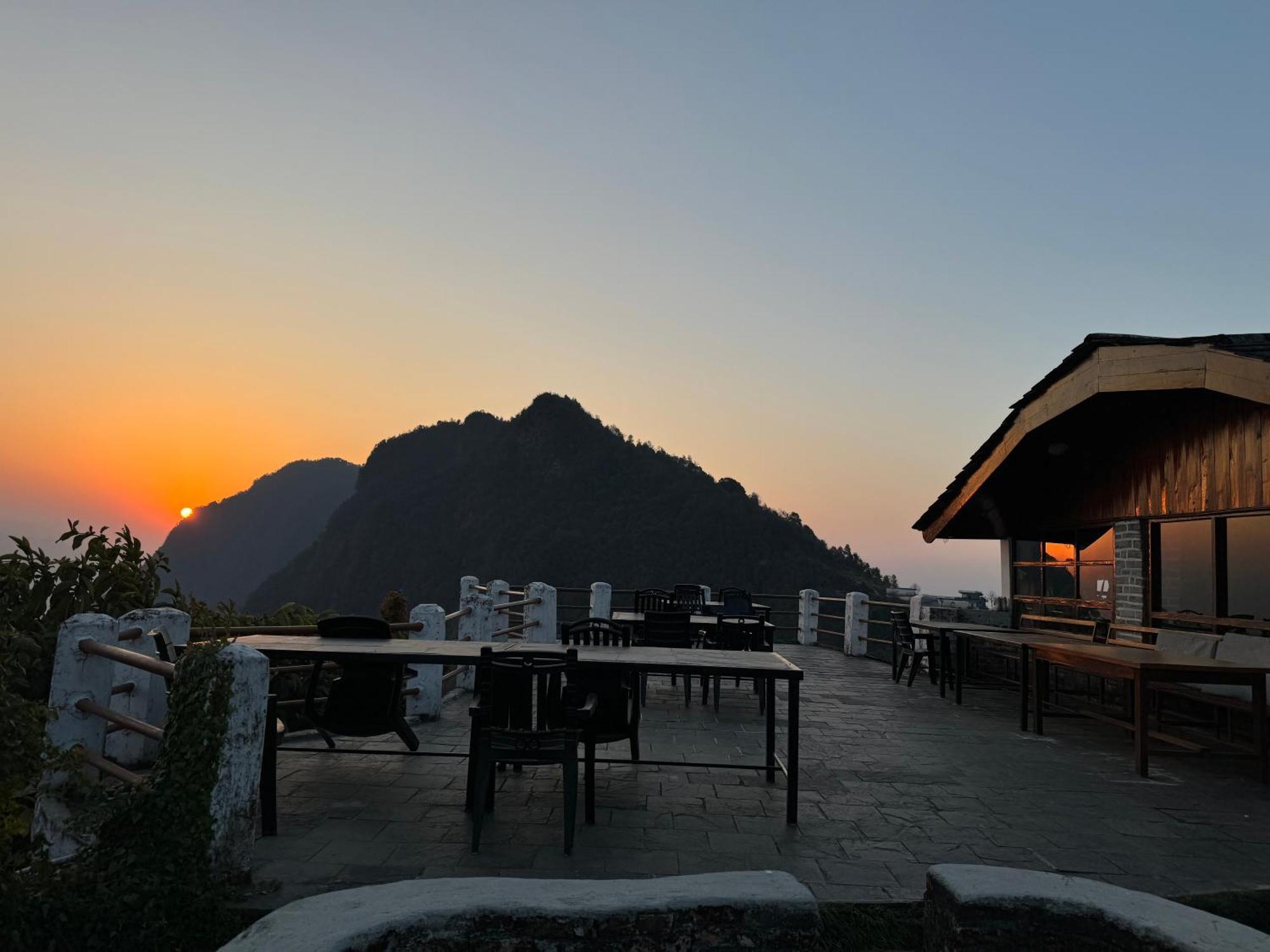 Es Deurali Resort Покхара Экстерьер фото