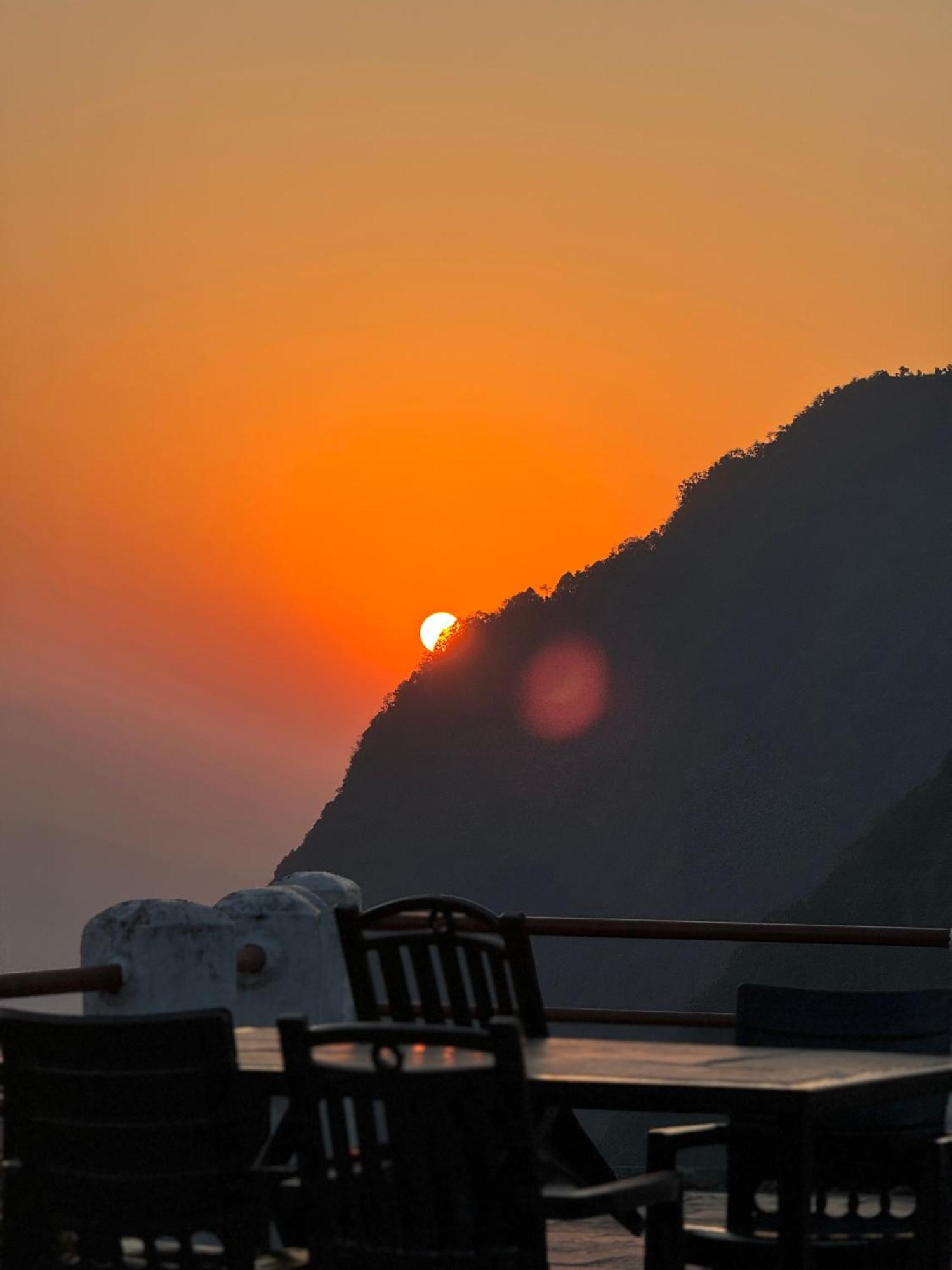 Es Deurali Resort Покхара Экстерьер фото