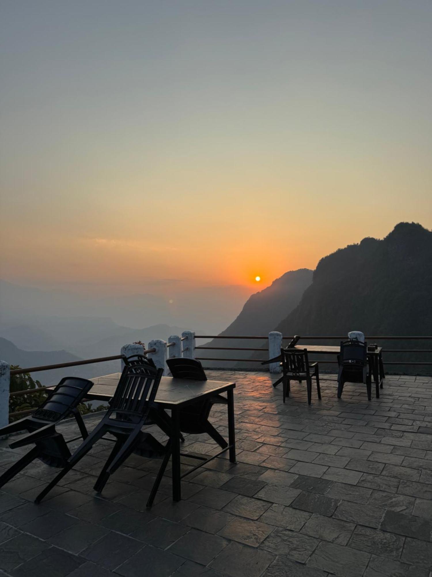 Es Deurali Resort Покхара Экстерьер фото